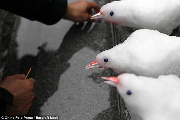Security Guard in China Creates Snow Birds