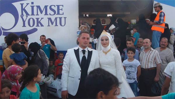 Selfless Turkish Bride and Groom Spend Their Wedding Day Feeding 4,000 Refugees