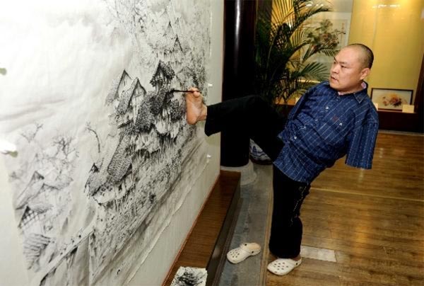 Super-Talented Armless Painter