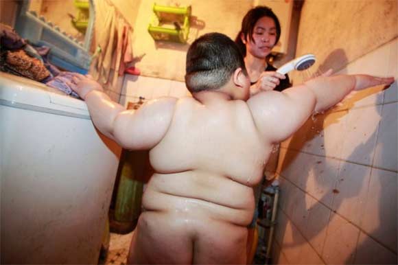 Chinese 4 year old fat boy weighs 62KG