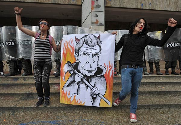 Colombian Students Fighting Riot Police