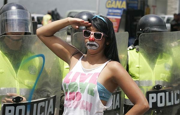 Colombian Students Fighting Riot Police