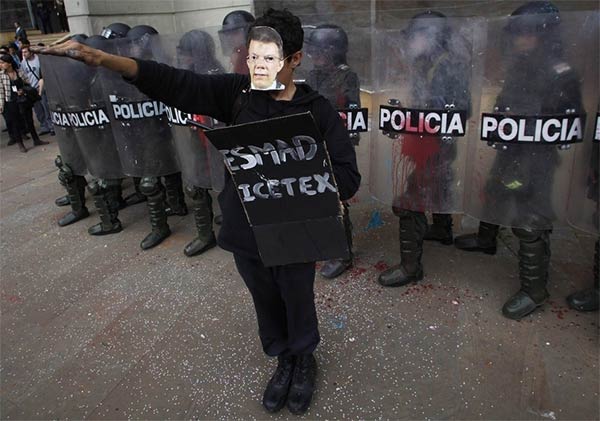 Colombian Students Fighting Riot Police