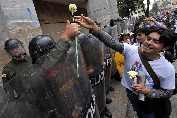 Colombian Students Fighting Riot Police