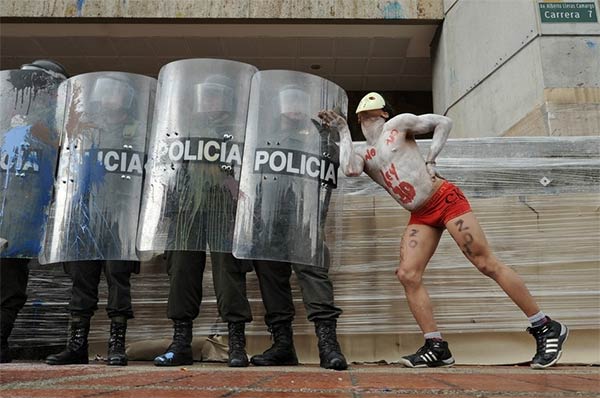 Colombian Students Fighting Riot Police