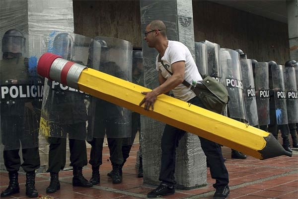 Colombian Students Fighting Riot Police