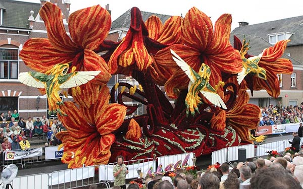Giant Flowers Sculptures
