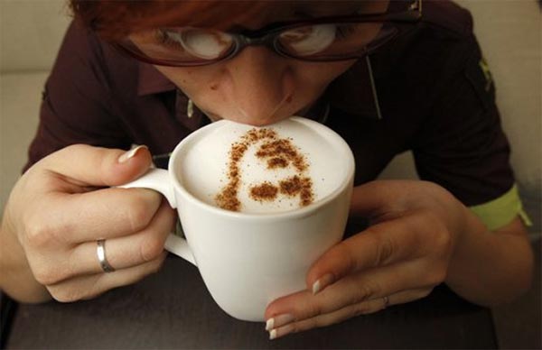 Russian politicians drawn in cocoa atop latte foam