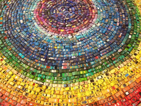 2,500 Cars Arranged In A Circular Rainbow