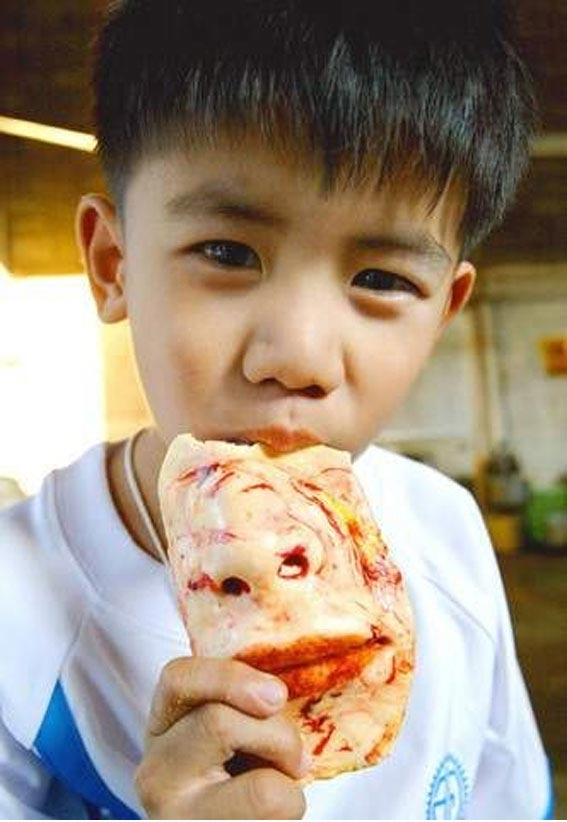  طفل يتناول قطع بشرية مصنوعة بالكامل من الخبز ولا علاقة له بخرافة بيع الصين للحوم شعبها بعد كورونا