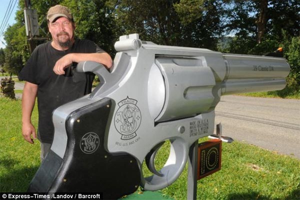 Gun Fanatic Creates Giant Gun-Shaped Mailbox