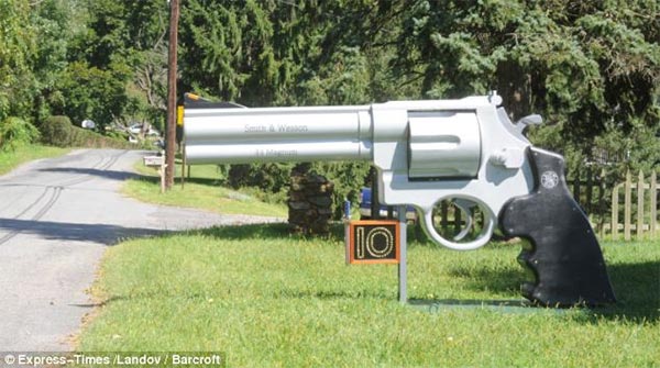 Gun-Shaped Mailbox by Roger Buchko