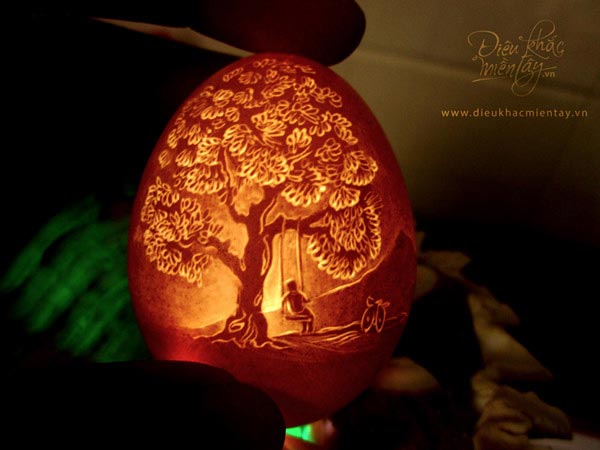 Artist Carves Eggshells to Create Masterpieces