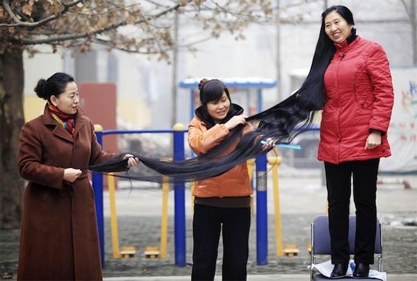 Woman with 8-Foot Long Hairs