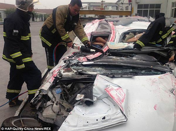 Man & Woman Survive After Shocking Accident in China