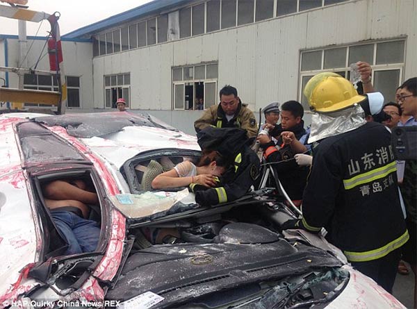 Lorry's Shipping Container Fell Over Car, A Man & Woman Still Survive