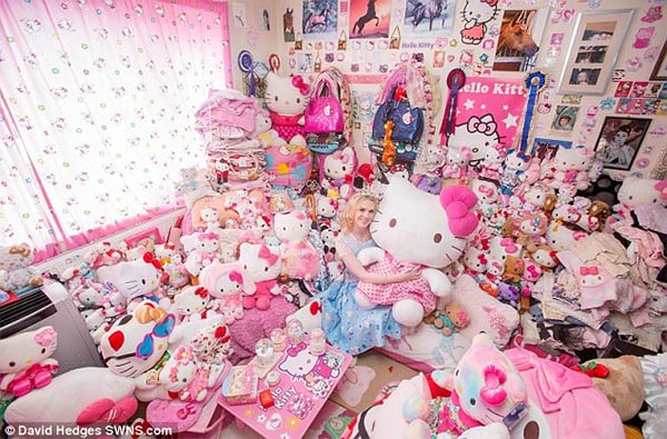 Natasha Goldsworth Hello-Kitty Obsession