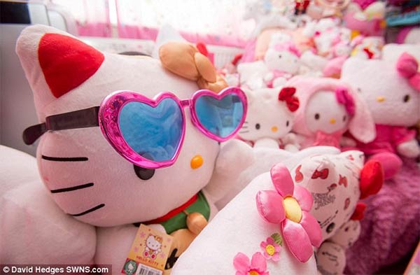 Natasha Goldsworth Hello-Kitty Obsession