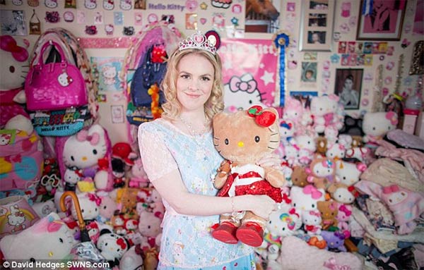 Natasha Goldsworth Hello-Kitty Obsession