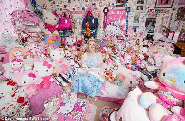 Natasha Goldsworth Hello-Kitty Obsession