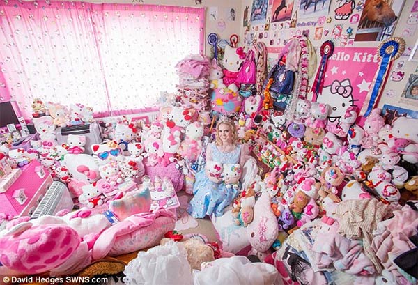 Natasha Goldsworth Hello-Kitty Obsession