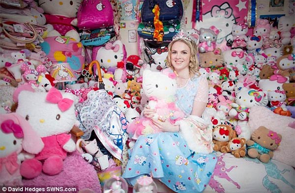 Natasha Goldsworth Hello-Kitty Obsession