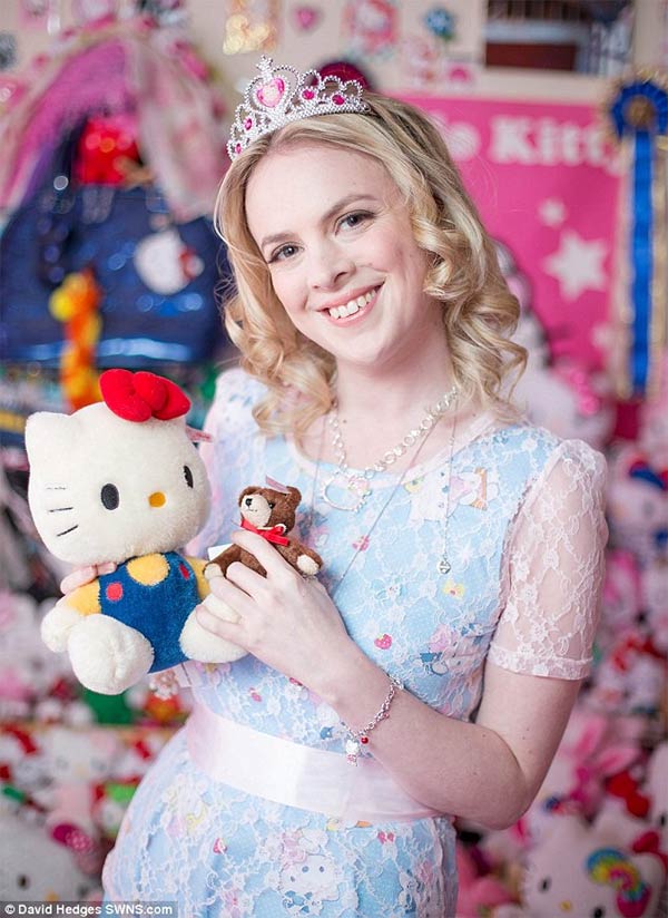 Natasha Goldsworth Hello-Kitty Obsession