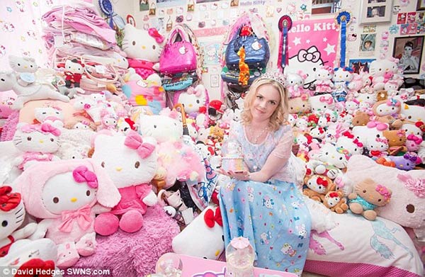 Natasha Goldsworth Hello-Kitty Obsession