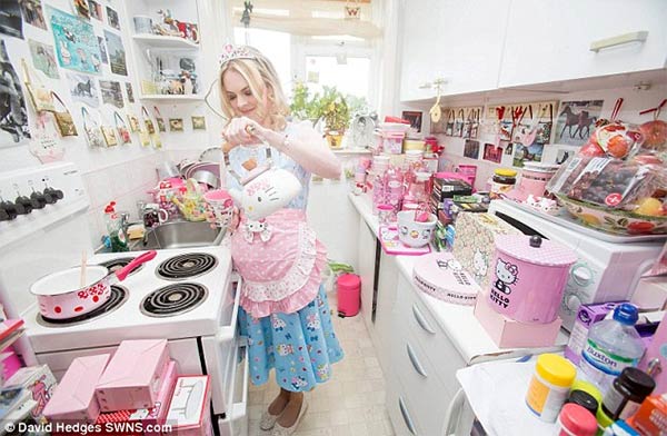 Natasha Goldsworth Hello-Kitty Obsession