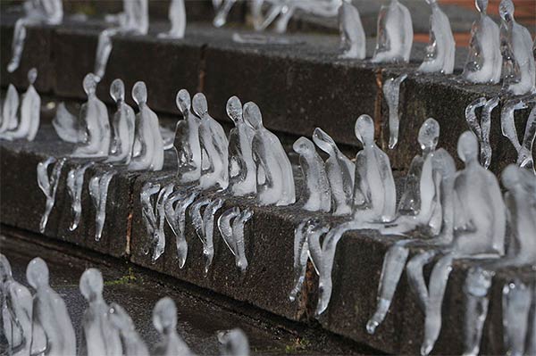 5,000 Melting Ice Sculptures In Birmingham Commemorate Victims Of WWI