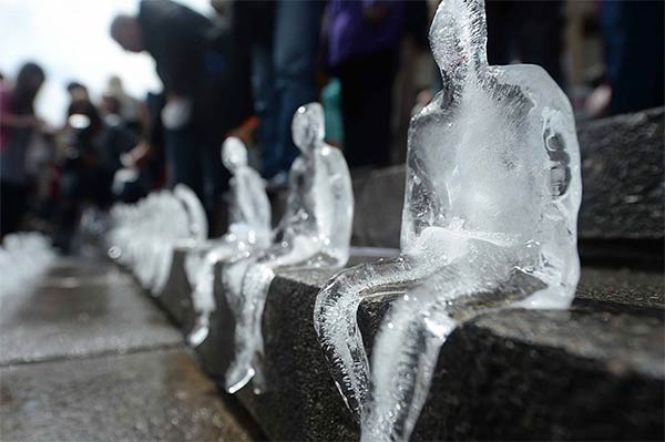 5,000 Melting Ice Sculptures In Birmingham Commemorate Victims Of WWI