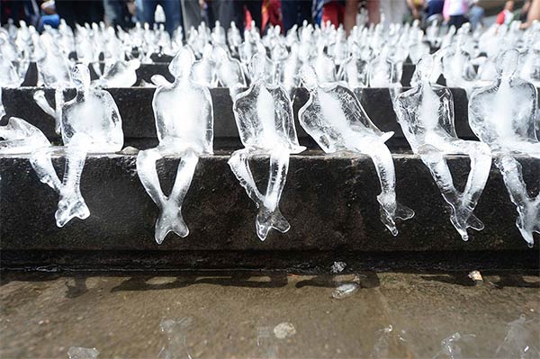 5,000 Melting Ice Sculptures In Birmingham Commemorate Victims Of WWI
