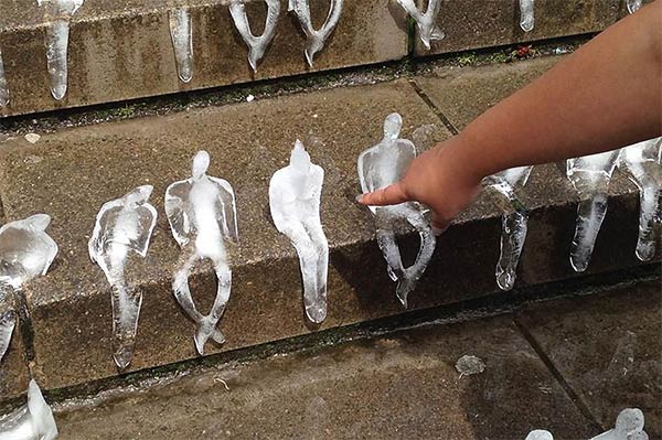 5,000 Melting Ice Sculptures In Birmingham Commemorate Victims Of WWI