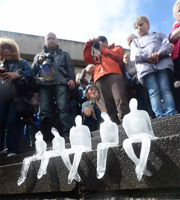5,000 Melting Ice Sculptures In Birmingham Commemorate Victims Of WWI