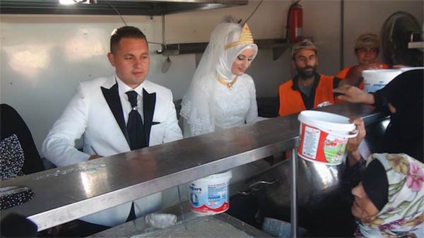 Turkish Bride & Groom Feed 4,000 Syrian Refugees On Their Wedding Day