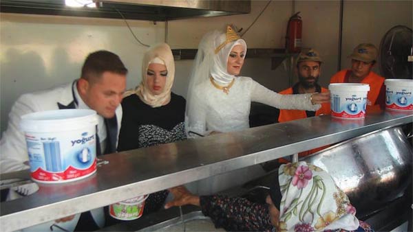 Turkish Bride & Groom Spend Their Wedding Day Feeding 4,000 Refugees