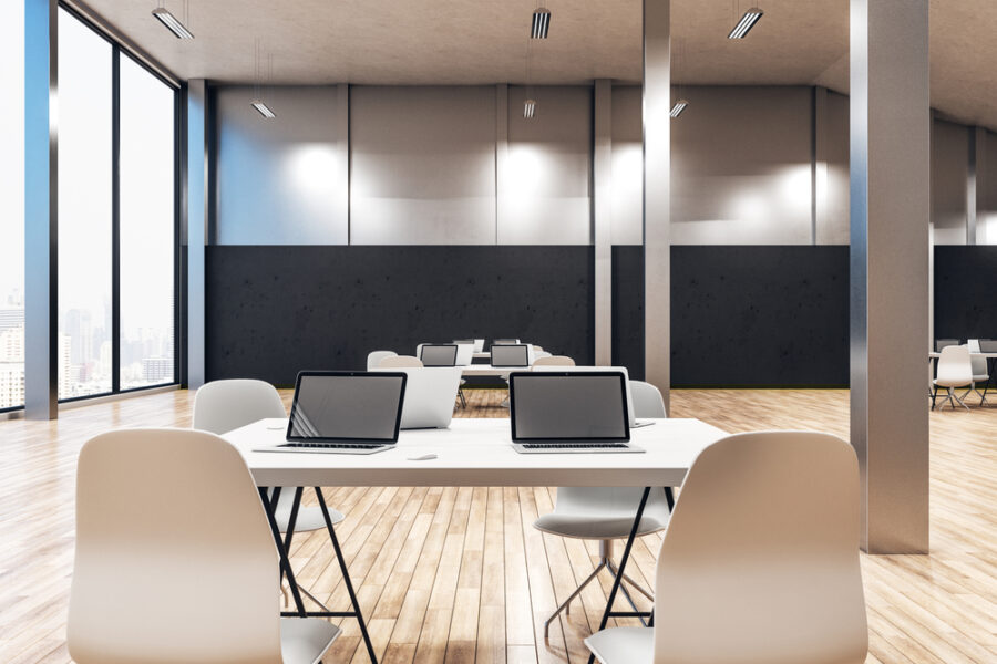 Maximizing Productivity by Choosing the Right Commercial Office Desk